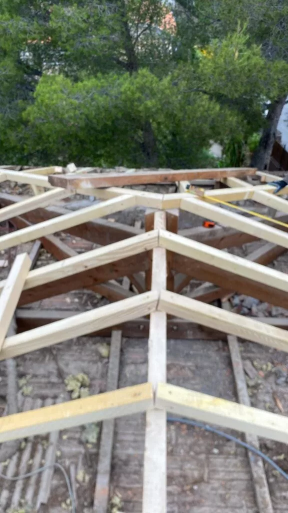 Charpente en bois neuve posée sur une maison de la région