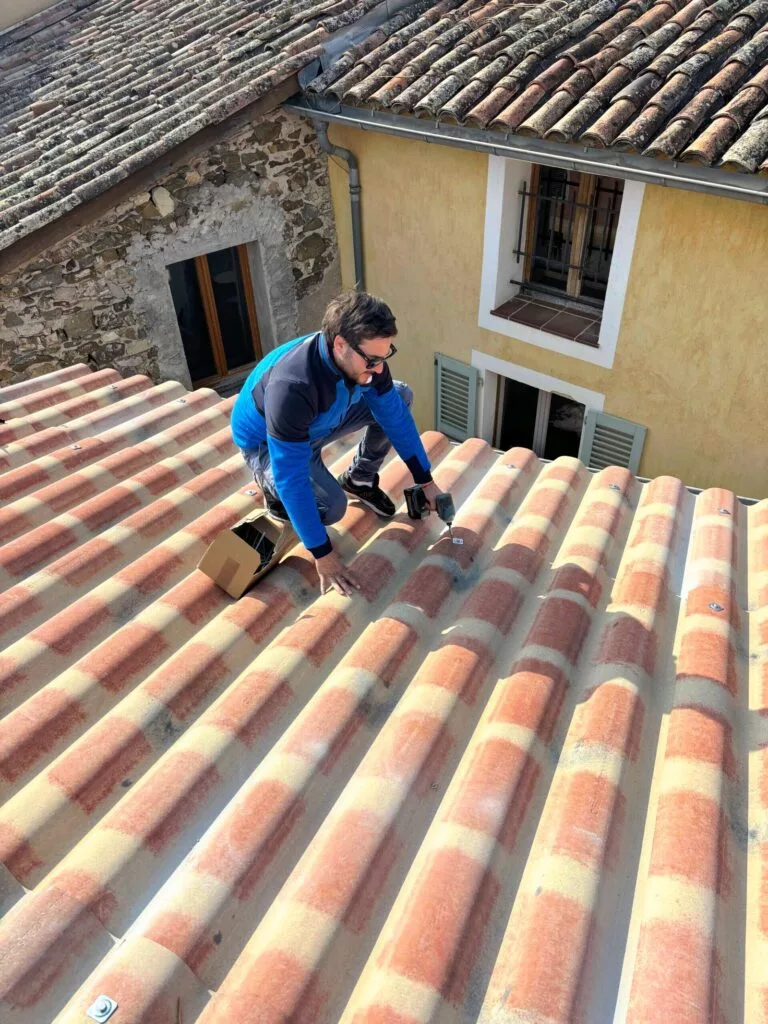 Couvreurs au travail sur une réfection de toiture