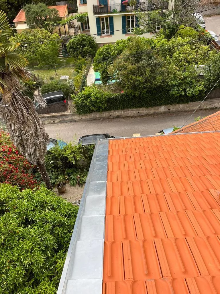 Toiture à Corseaux entretenue par un couvreur de la Riviera