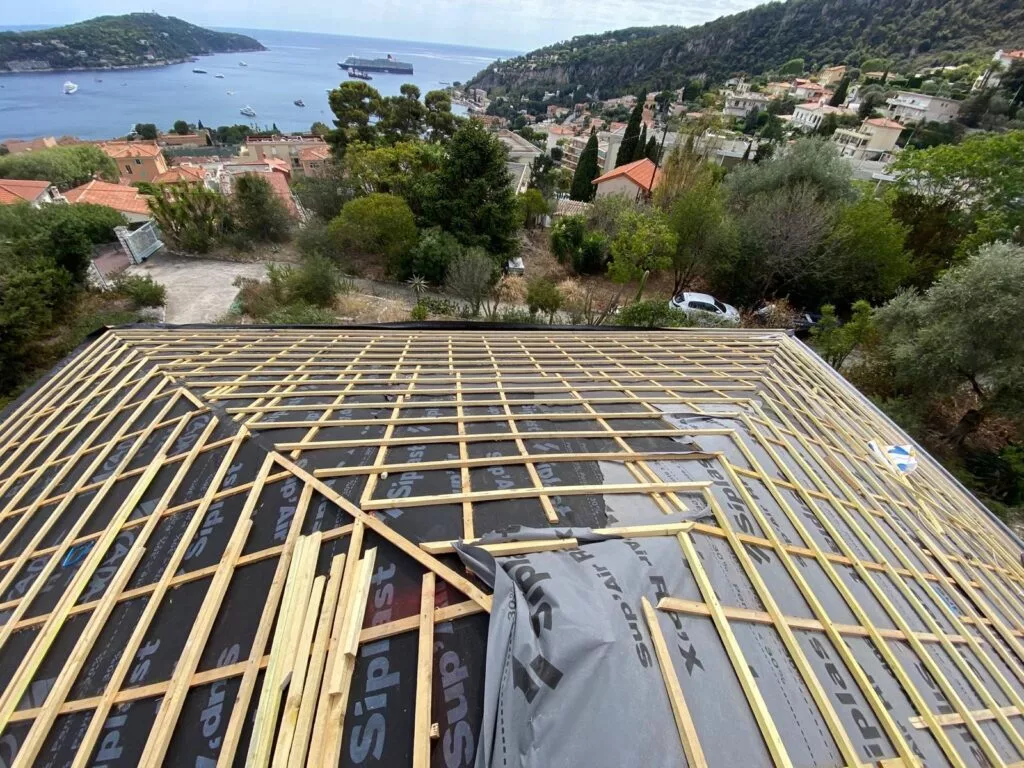 Couvreur intervenant sur une toiture de la Riviera vaudoise