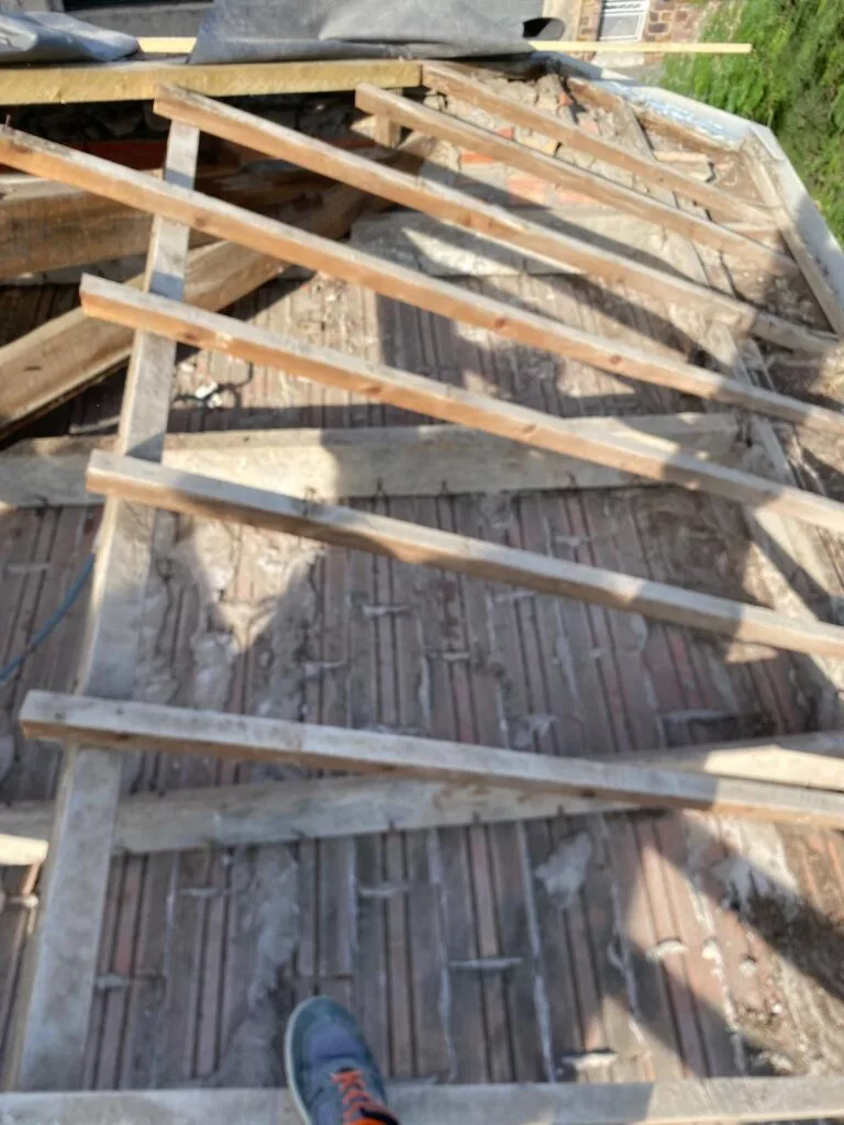 Charpente et isolation inspectées depuis les combles