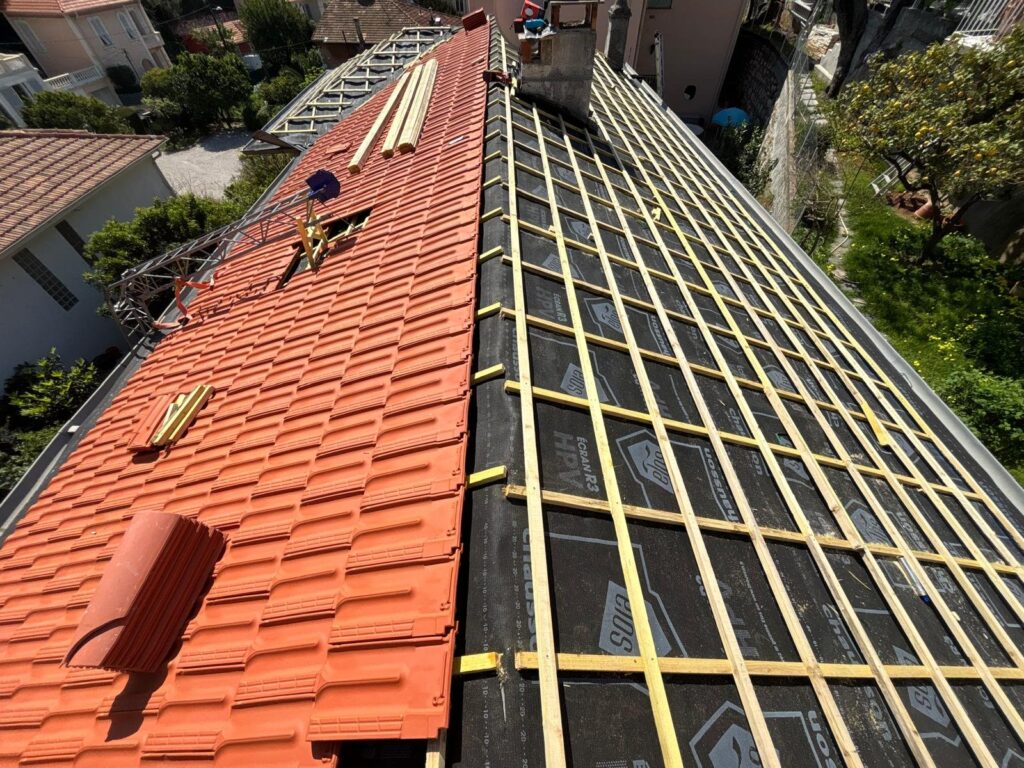 Réfection de toiture en cours avec lattage neuf sur la Riviera vaudoise