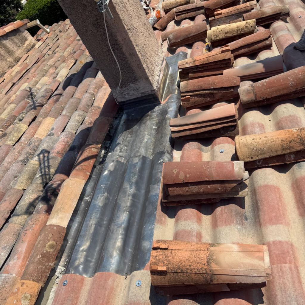 Chéneau encaissé en cours de rénovation sur une toiture ancienne