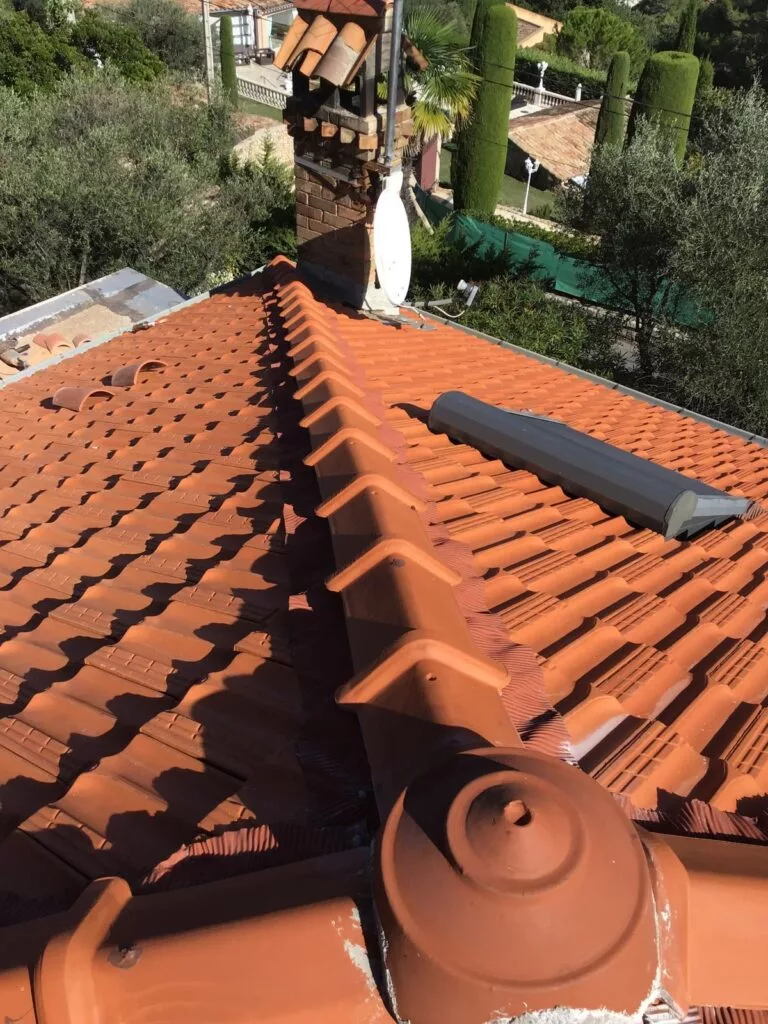 Couverture en tuiles neuves posée sur une villa de la Riviera vaudoise