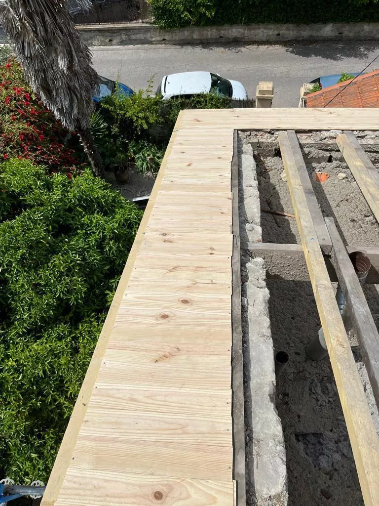 Toiture plate en cours de rénovation avec terrasse